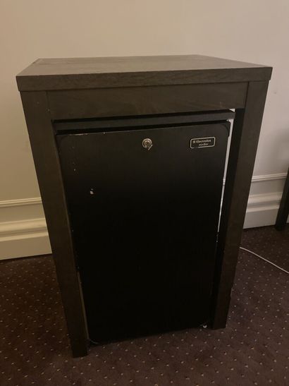 Meuble mini-bar en mélaminé imitation bois...
