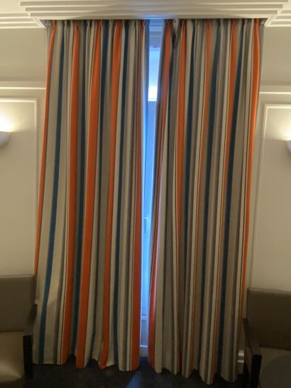 Paire de rideaux en laine à décor de bandes...