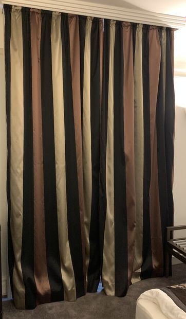 Paire de rideaux doublés, tissu à décor de...