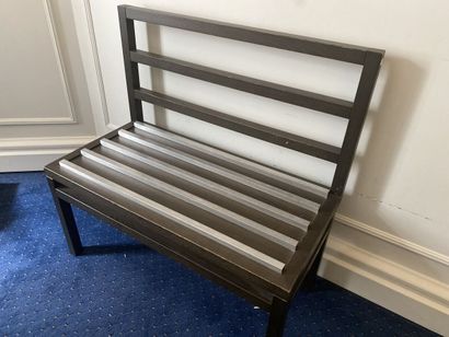 Meuble porte-valise en bois, à bordure métallique...