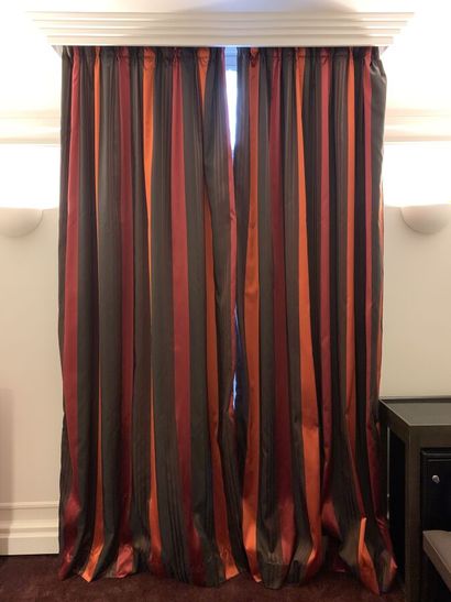 Paire de rideaux doublés, tissu à décor de...