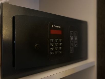 Petit coffre-fort à code à clavier de marque...