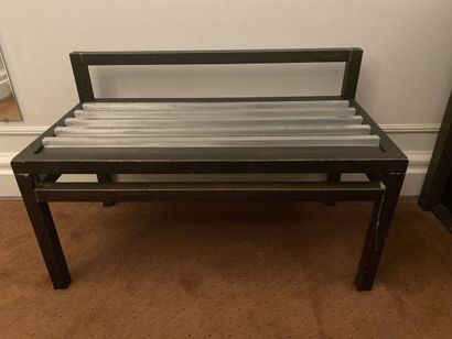 Meuble porte-valise en bois, à bordure métallique...