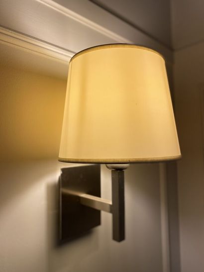 Paire d'appliques en acier chromé à une lumière

Hauteur...