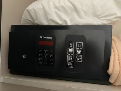 Petit coffre-fort à code à clavier de marque...