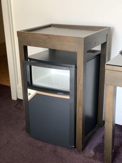 Mini bar et sa table haute en bois de placage...