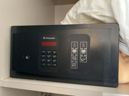 Petit coffre-fort à code à clavier de marque...