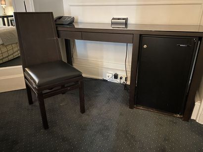 Petit bureau en mélaminé noir ouvrant à deux...