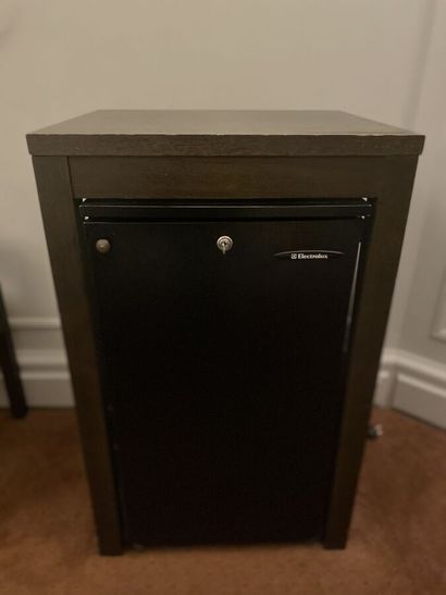 Meuble mini-bar en mélaminé imitation bois...