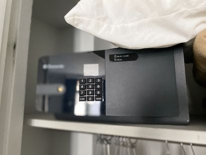 Petit coffre-fort à code à clavier de marque...