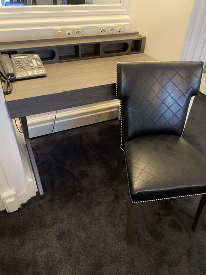 Bureau rectangulaire à piètement métallique...