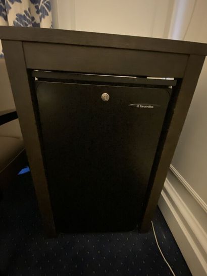 Meuble mini-bar en mélaminé imitation bois...
