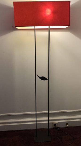 Lampadaire à deux montants réunit par un...
