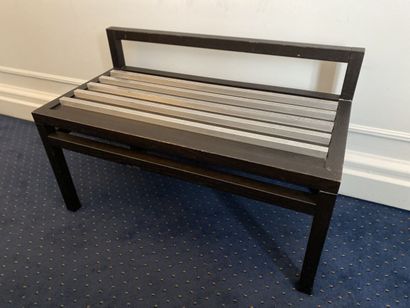 Meuble porte-valise en bois, à bordure métallique...