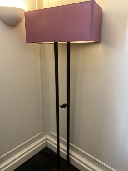 Grand lampadaire à deux montants métalliques,

à...