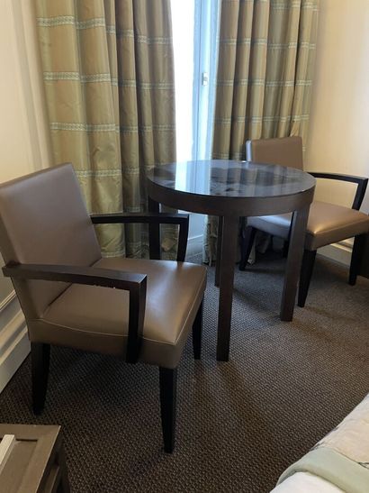 Deux fauteuils en bois garnis de skai taupe,...
