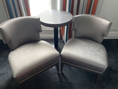 Paire de chauffeuses, le piètement en aggloméré...