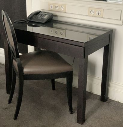 Petit bureau en bois de placage teinté noir...
