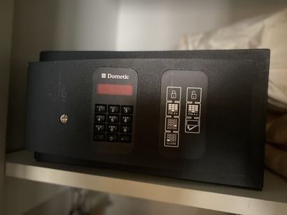 Petit coffre-fort à code à clavier de marque...