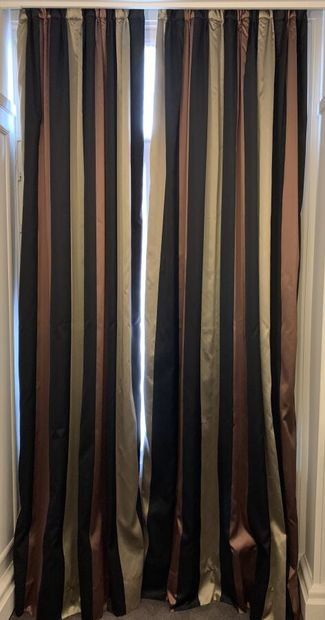 Paire de rideaux doublés, tissu à décor de...