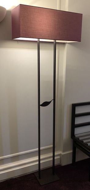 Lampadaire à deux montants réunit par un...