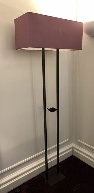 Lampadaire à deux montants réunit par un...