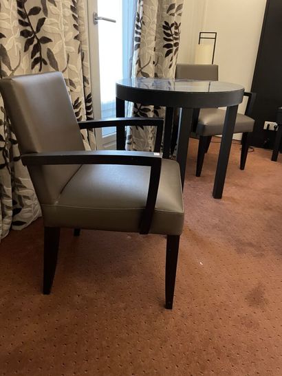 Deux fauteuils en bois garnis de skai taupe...