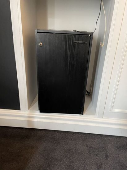 Minibar en bois foncé fermant à une clé

Dimensions...
