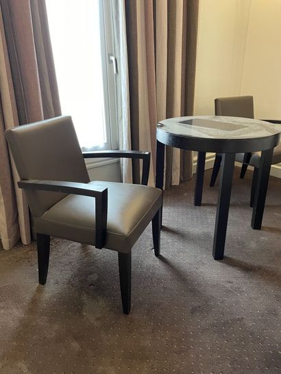Deux fauteuils en bois garnis de skai taupe...