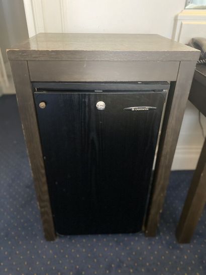 Meuble mini-bar en mélaminé imitation bois...