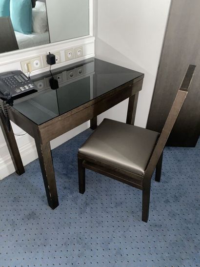 Petit bureau en mélaminé noir ouvrant à deux...