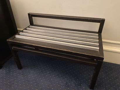 Meuble porte-valise en bois, à bandes métalliques...