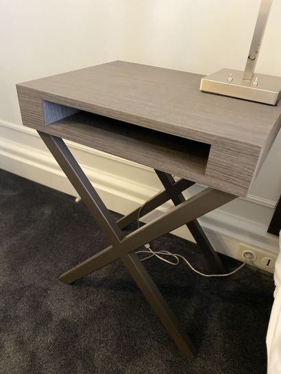Paire de tables de chevet à piètement métalliques...