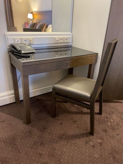 Bureau rectangulaire en bois comportant deux...