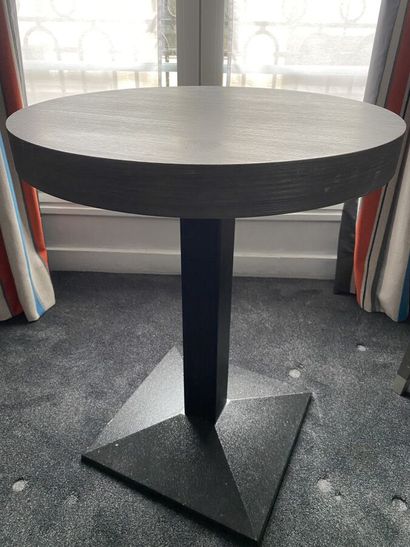 Table guéridon, piètement en acier laqué...