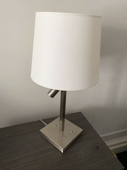 Trois lampes de chevet en métal chromé de...