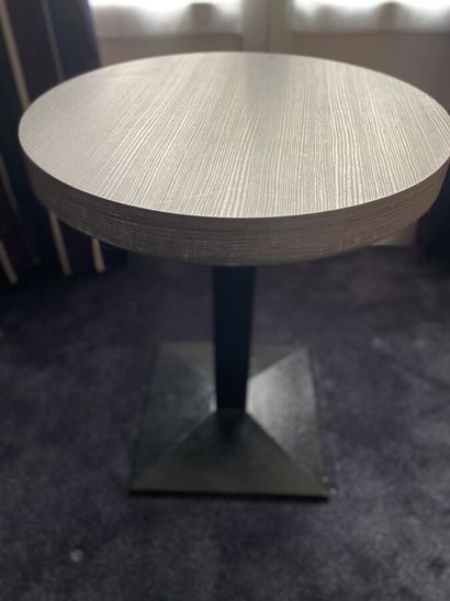 Table guéridon, piètement en acier laqué...