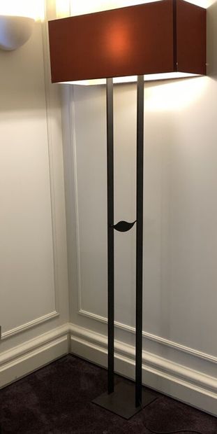 Lampadaire à deux montants réunit par un...