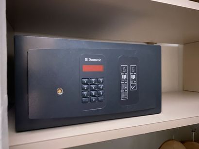 Petit coffre-fort à code à clavier de marque...