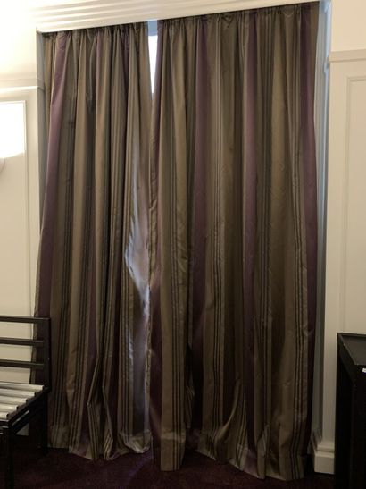 Paire de rideaux doublés, tissu à décor de...