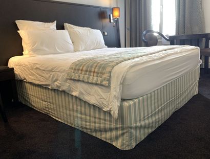 Un lit double sur un seul sommier.

 200...