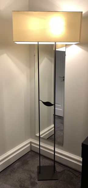 Lampadaire à deux montants réunit par un...