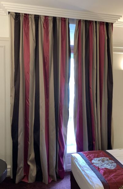 Paire de rideaux doublés, tissu à décor de...