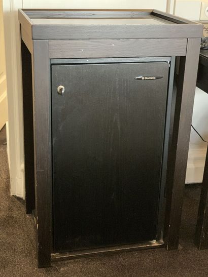 Mini bar et sa table haute en bois de placage...