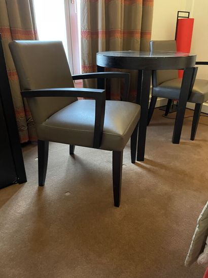Deux fauteuils en bois garnis de skai taupe...