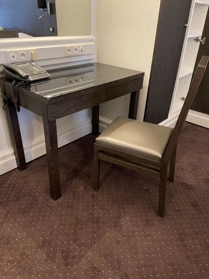 Bureau rectangulaire en bois comportant deux...