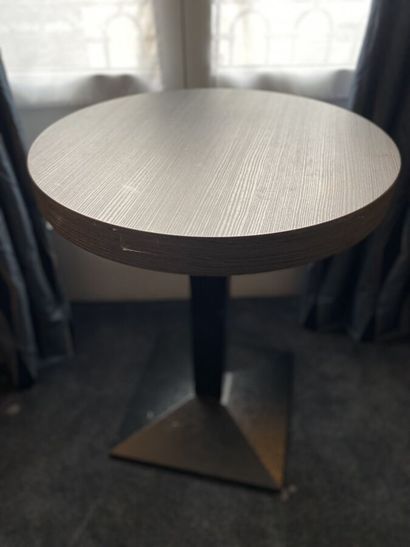 Table guéridon, piètement en acier laqué...