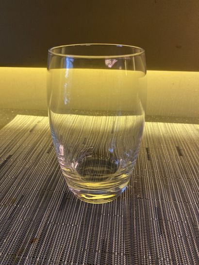 Environ 50 verres à eau