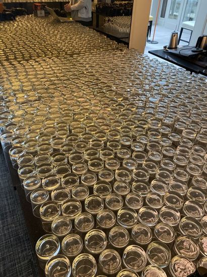 Environ 600 verres à eau