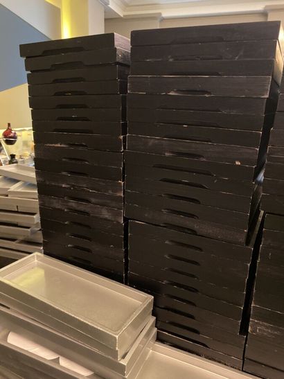 60 plateaux-présentoirs en bois foncé (u...